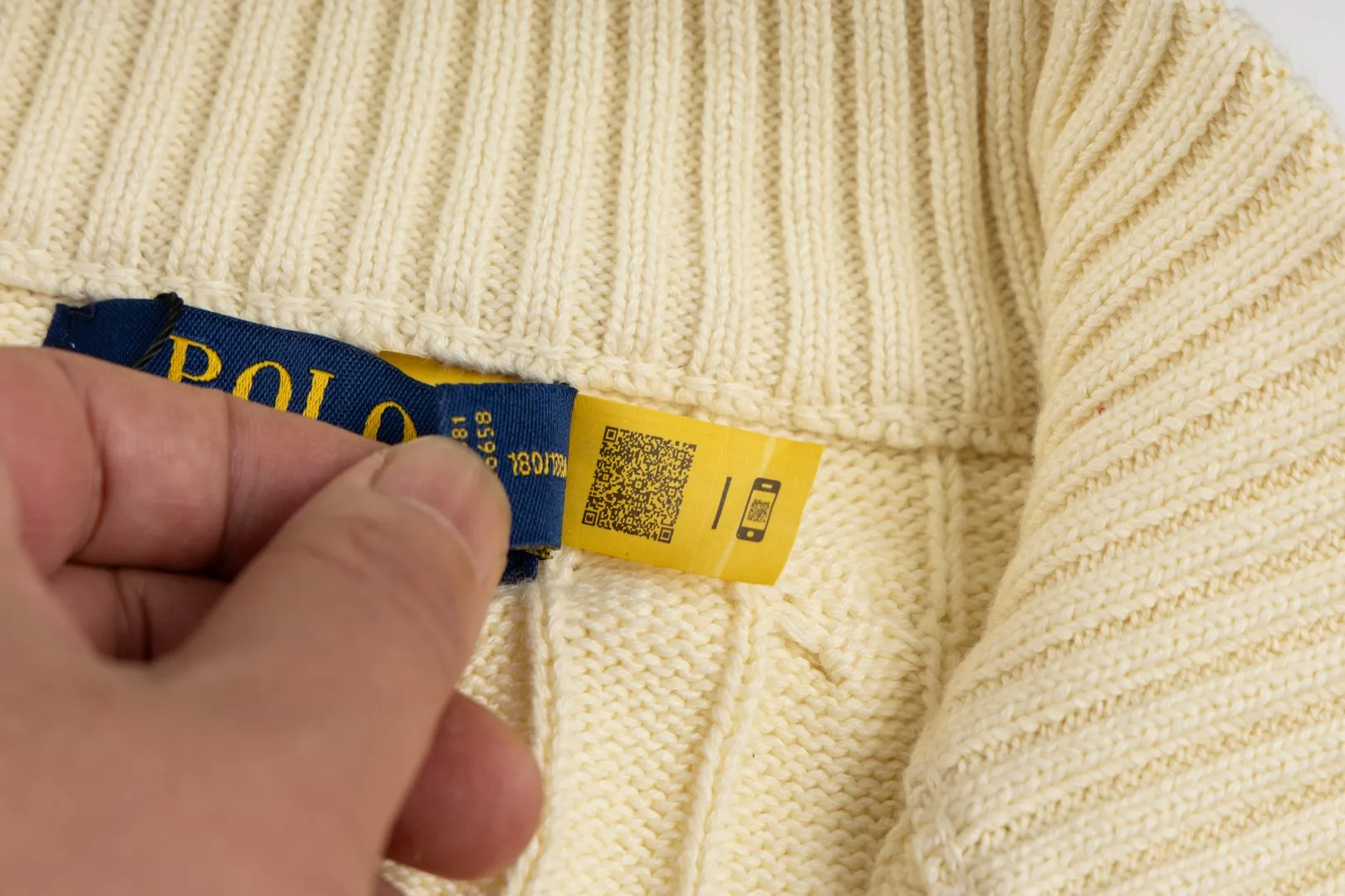 P260 #R98 RALPH LAUREN Ralph Lauren nine-color classic small label embroidery logo full zipper knitted cable cardigan sweater, high-density LOGO embroidery on the chest, original customization of tag accessories. Made of pure cotton yarn, pure cotton is skin-friendly and comfortable, small label war horse embroidered twist zipper cardigan sweater 🐎 high quality, follow the blogger to learn how to wear it! Let’s buy a Ralph Lauren cable sweater. It’s a super hard-to-find series after it became popular. It’s hard to find one on the official website. It’s simple and practical to wear, with a lazy and loose feel. The thickened fabric has more texture, feels soft and delicate, and has a loose fit. Whether worn alone or layered, you can wear different styles of fashion with just one piece!   Size：XS S M L